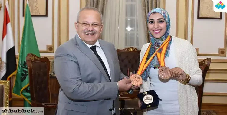  رئيس جامعة القاهرة يكرم طالبة حصلت على المركز الثالث في بطولة العالم للكاراتيه 