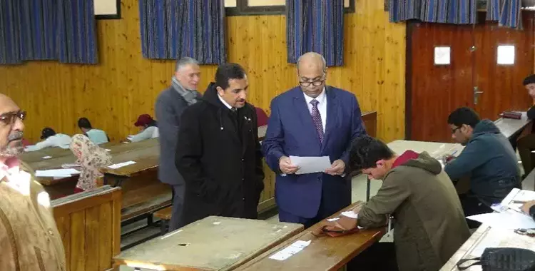  رئيس جامعة المنيا يتفقد لجان امتحانات طلاب كلية الهندسة (صور) 