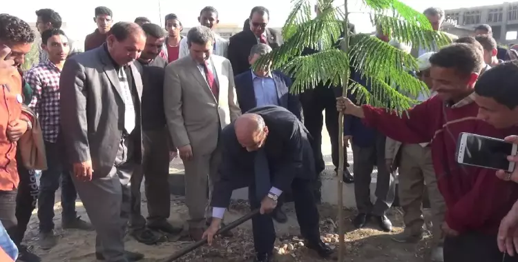  رئيس جامعة المنيا يزرع شجرة في بداية الأسبوع البيئي الرابع 