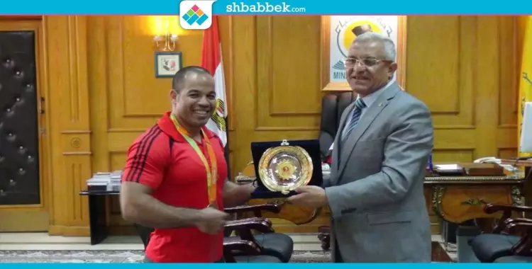  رئيس جامعة المنيا يكرم الفائز بذهبية رفع الأثقال في الأولمبياد 