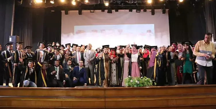  رئيس جامعة بني سويف يشهد حفل تخرج الدفعة 31 من طلاب كلية العلوم 