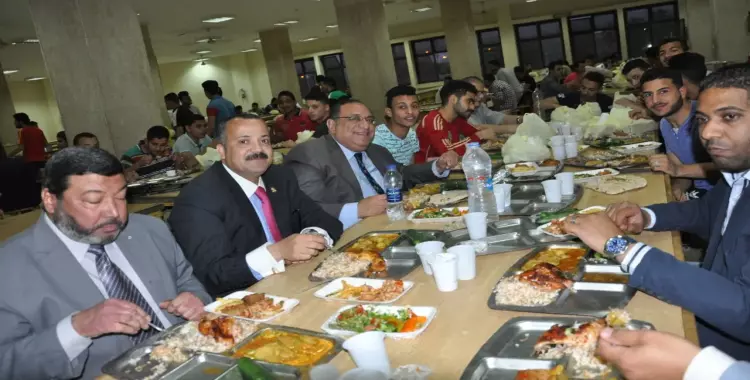  رئيس جامعة حلوان يشارك طلاب المدن الجامعية إفطار رمضان 