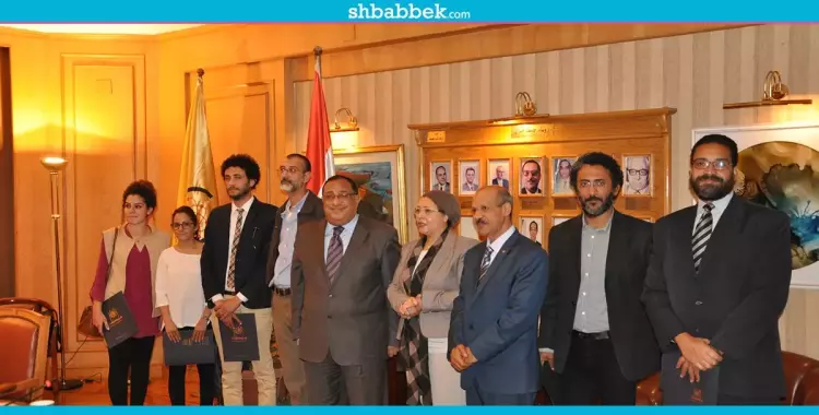  رئيس جامعة حلوان يكرم المشاركين في «سمبوزيوم النحت بمول مصر» 