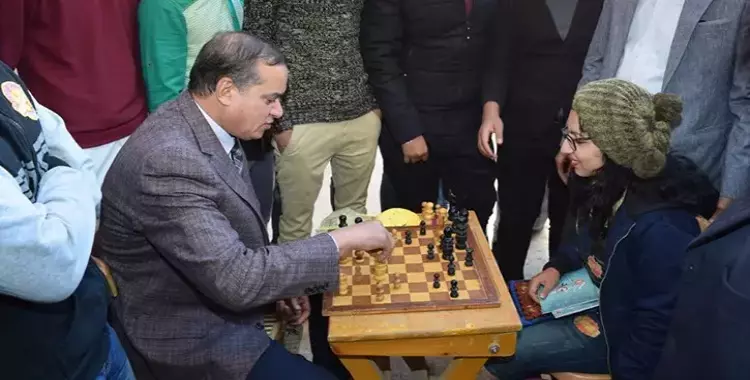  رئيس جامعة سوهاج يلعب مع الطلاب «بلاي ستيشين وشطرنج» 