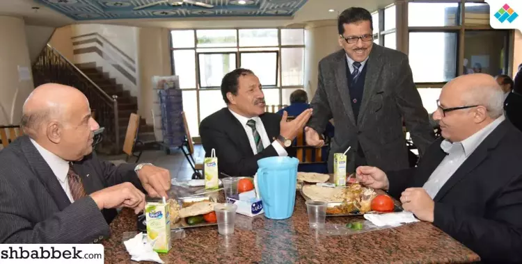  رئيس جامعة عين شمس يأكل مع طلاب المدينة الجامعية (صور) 