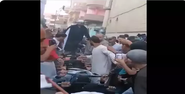  رجل يضع السيوف على رقاب المواطنين ويسير عليها بقدمه أمام المسجد (فيديو) 