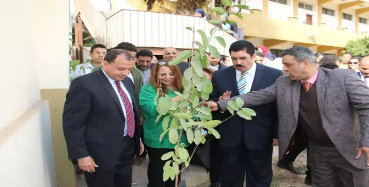  زرع 100 شجرة.. رئيس جامعة بني سويف يفتتح اليوم البيئي بكلية السياحة والفنادق 