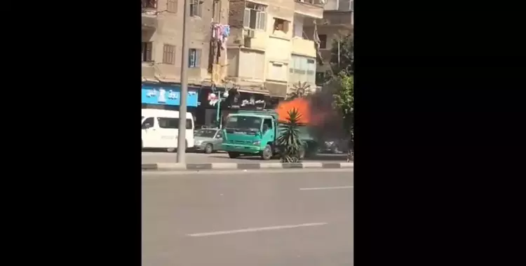 سائق يقود سيارة مشتعلة على الطريق بالقاهرة (فيديو) 