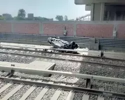 سقوط سيارة من كوبري الكوم الأخضر داخل محطة مترو روض الفرج.. (صور)
