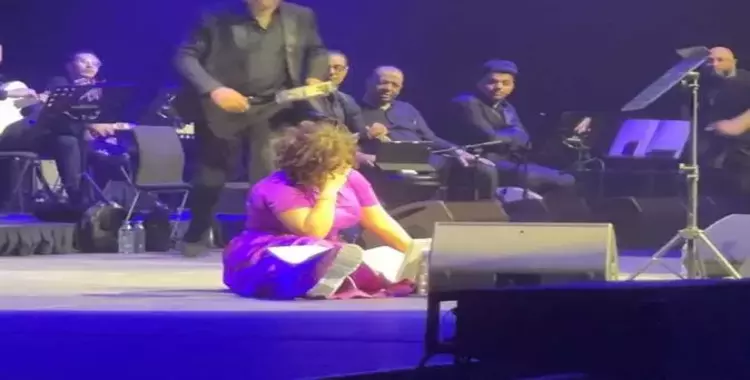  سقوط شرين عبدالوهاب خلال حفلها في دبي.. «فيديو» 