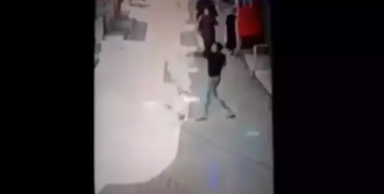  شاب يتحرش بطالبة ويعتدي عليها بالضرب أثناء عودتها من المدرسة (فيديو) 