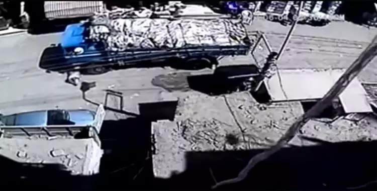 شاب ينتحر بإلقاء نفسه أسفل سيارة نقل في سوهاج (فيديو) 