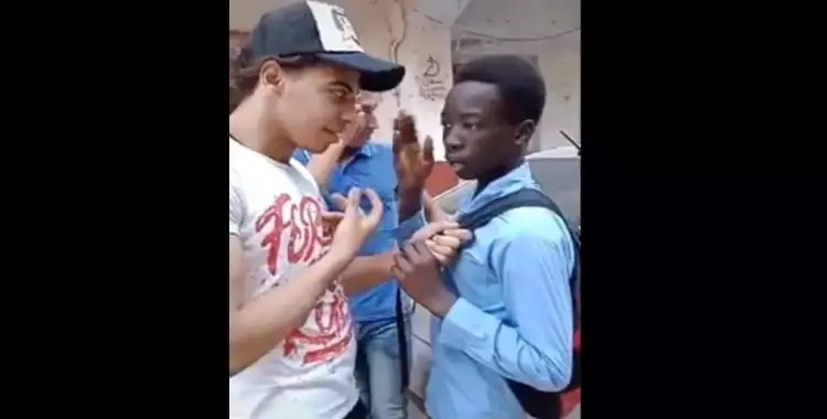  شابان مصريان يعتديان على طالب أفريقي في الشارع بسبب لون بشرته (فيديو) 