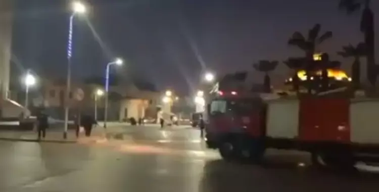  شاهد اندلاع حريق في كنترول كلية الحقوق جامعة القاهرة.. 3 سيارات إسعاف لإخماد النيران 