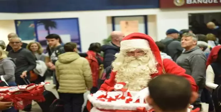  شاهد «بابا نويل» يصل مرسى علم ويوزع هدايا الكريسماس 