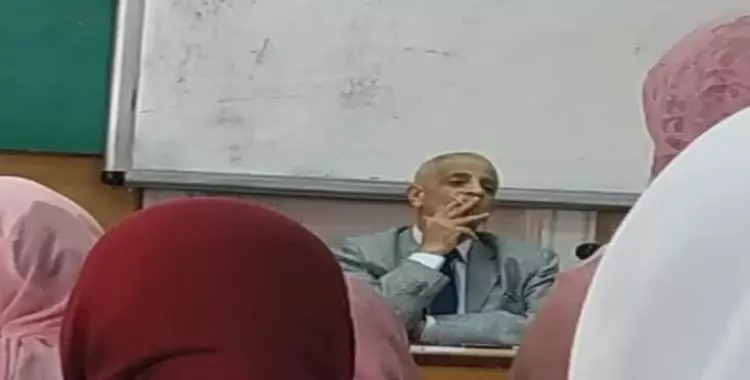  شاهد بالفيديو.. أستاذ جامعة الإسكندرية أهان القرآن أمام الطلاب 