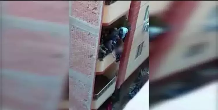  شاهد.. رجل يحاول إلقاء زوجته من «بلكونة» منزله في فيصل 