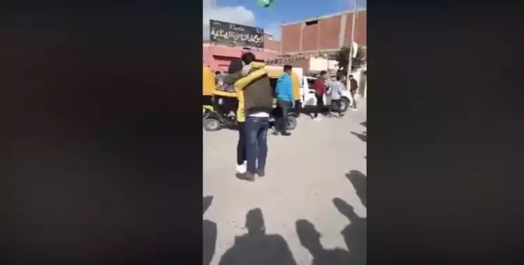  شاهد شاب يحتضن طالبة أمام مدرسة أبو حماد الصناعية: «اللي هيبصلها هضربه بالنار» 