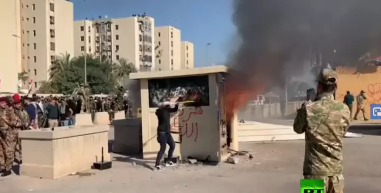  شاهد لحظة اقتحام السفارة الأمريكية في العراق وإحراقها 