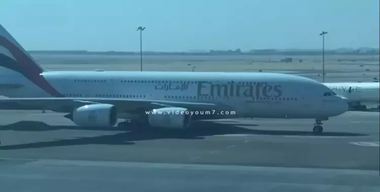  شاهد هبوط أكبر طائرة ركاب في العالم بمطار القاهرة (فيديو) 