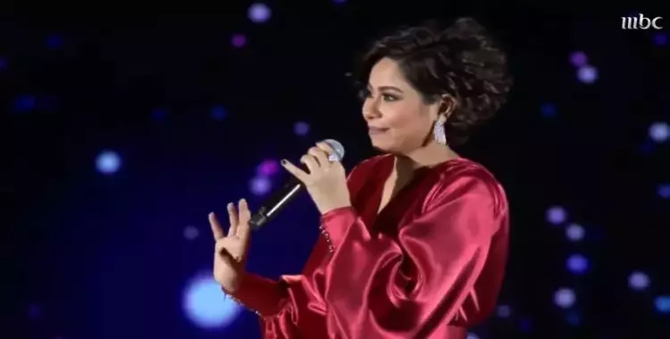  شيرين تقبل يد أحد المعجبين على مسرح الرياض: «بحبك ويارب جوزي ميموتكش» 