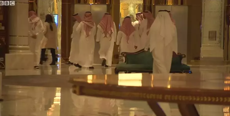  صحفية تقتحم معتقل أمراء السعودية.. شاهد أثرياء المملكة في الحجز  (فيديو) 