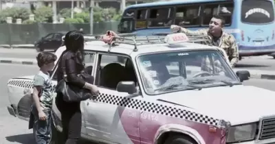 «صدمة» من إهانة سائق تاكسي لسيدة وطفلها (فيديو)