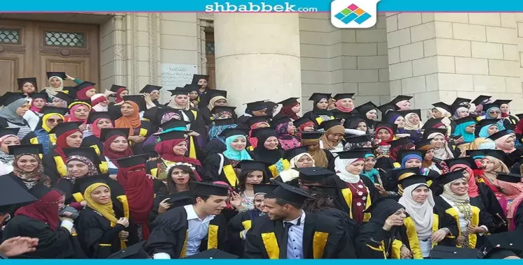  صور| احتفال طلاب آداب القاهرة بتخرجهم 