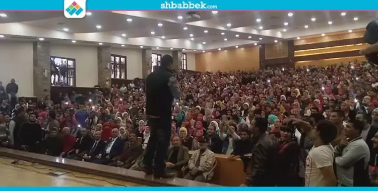  صور| تزاحم طلاب جامعة عين شمس في حفل هشام الجخ 