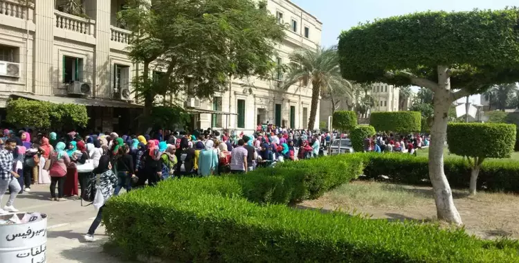  صور| تكدس طلاب تجارة القاهرة أمام الخزينة لدفع الرسوم 
