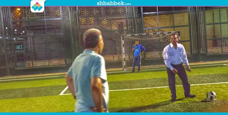  صور| جابر نصار يلعب كرة القدم مع طلاب بجامعة حلوان 