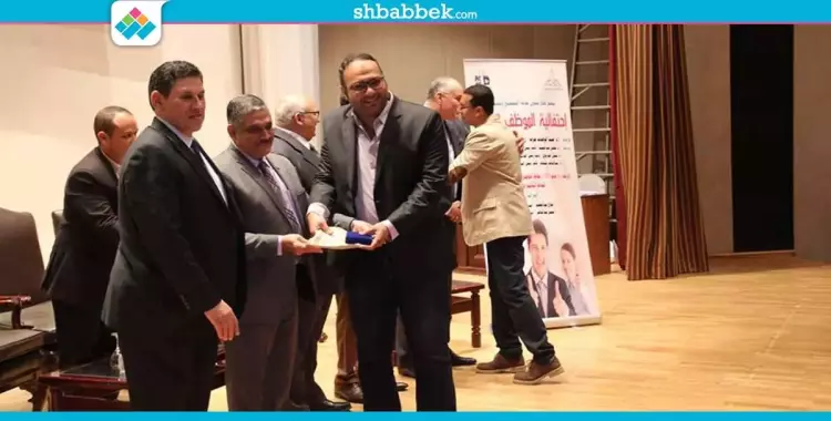 صور| جامعة عين شمس تكرم 300 موظف مثالي 