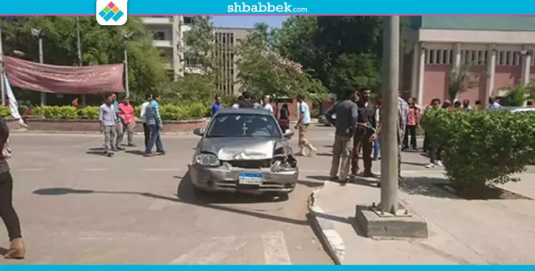  صور| حادث سيارتين داخل حرم جامعة أسيوط 
