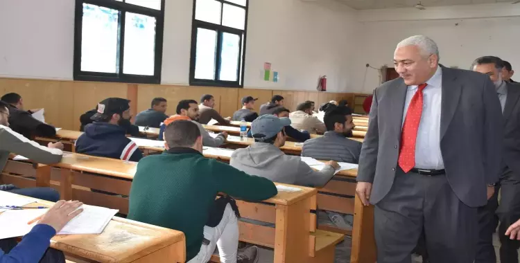 صور| رئيس جامعة السادات يتفقد لجان الامتحانات 