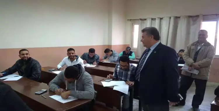  صور| رئيس جامعة بنها يتفقد الامتحانات في ثلاث كليات 