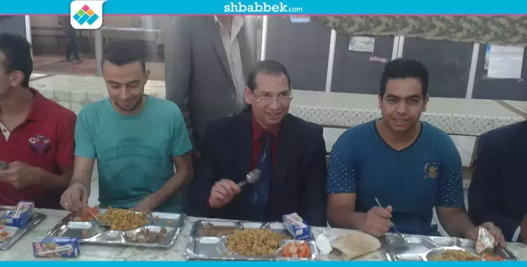  صور| رئيس جامعة بورسعيد يتفقد المدن الجامعية ويتناول الطعام مع الطلاب 