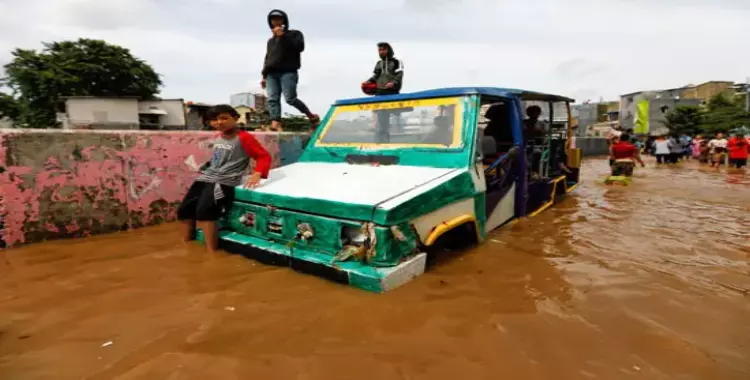  صور صادمة من فيضانات إندونيسيا.. وارتفاع ضحايا الأمطار إلى 43 شخصا 