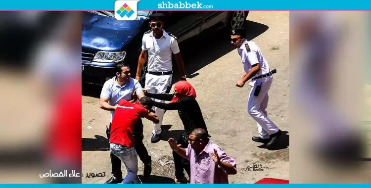  صور| طالبة تحاول إنقاذ زميلها من قبضة «الأمن» بمظاهرة طلاب الثانوية 