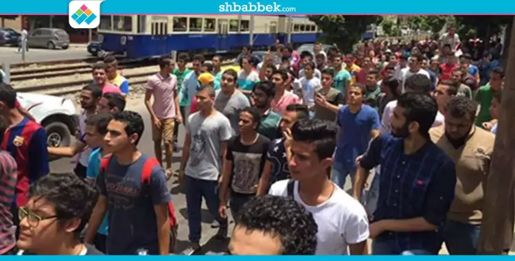  صور| طلاب الثانوية العامة بالإسكندرية يطالبون بإقالة وزير التربية والتعليم 