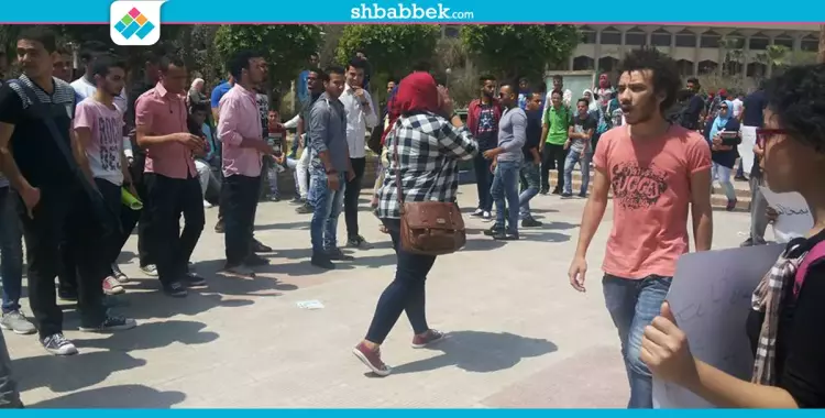 صور| طلاب بجامعة حلوان يتظاهرون بلافتات «عواد باع أرضك» 