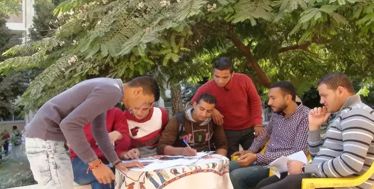  صور| طلاب جامعة المنيا يتوافدون على سحب استمارات الترشح لاتحاد الطلاب 