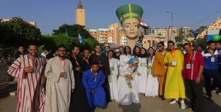  صور| طلاب جامعة المنيا يطوفون برأس نفرتيتي في محافظة المنوفية 