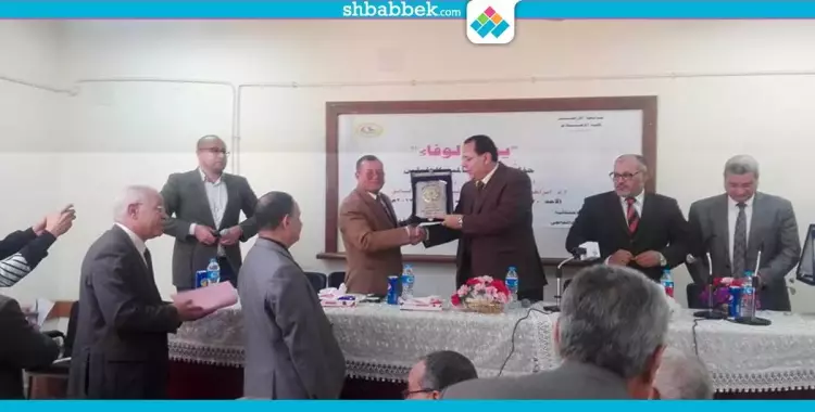  صور| كلية الإعلام تكرم رئيس جامعة الأزهر في «يوم الوفاء» 