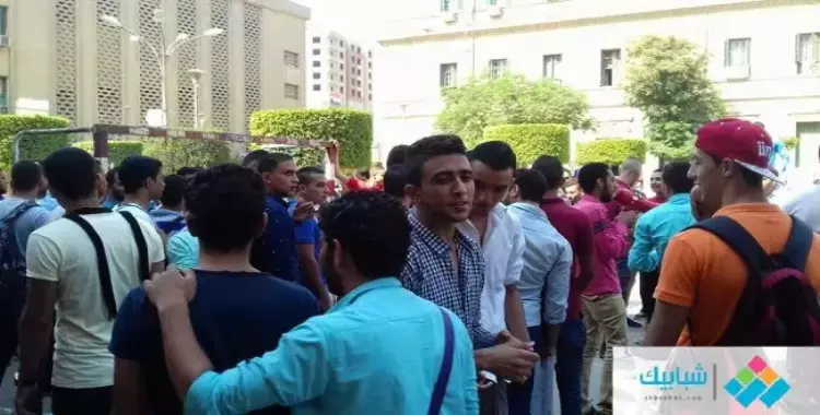  صور| مباراة لكرة القدم أمام مبنى تجارة القاهرة 