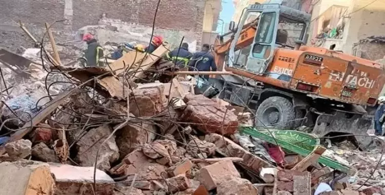 صور وفيديو انهيار عقار الإسكندرية بمنطقة الورديان والبحث عن مصابين وضحايا وسط الركام 