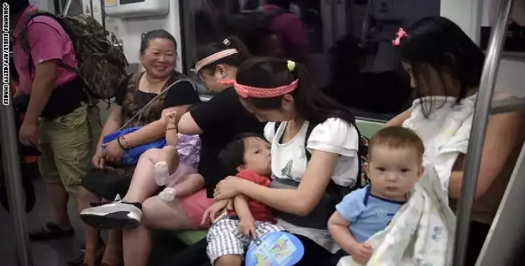  صورة لامرأة تُرضع طفلها في قطار بالصين تثير عاصفة من الجدل 