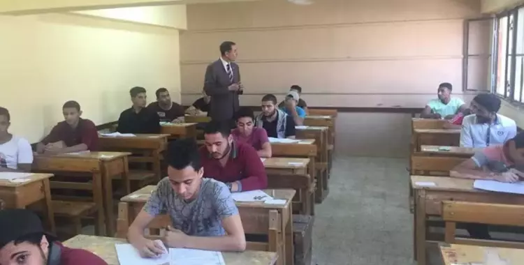  طالب ثانوية يصور امتحان العربي وينسى مسح  رقم الجلوس 