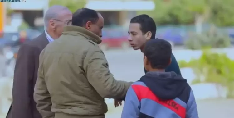  طالب يعتدي على معلمه في الشارع (فيديو) 