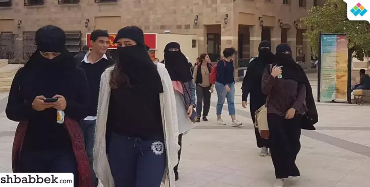  طالبات بالجامعة الأمريكية يتضامنّ مع المنتقبات بعد قرار منع ارتداءه (صور) 