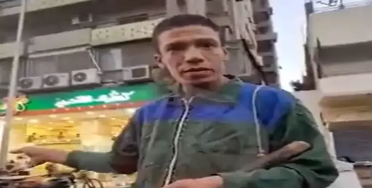  طرد عامل نظافة من مطعم كشري التحرير بسبب ملابسه (فيديو) 